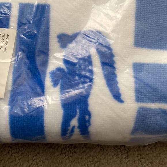 Lacoste beach towel - Picture 3 of 4